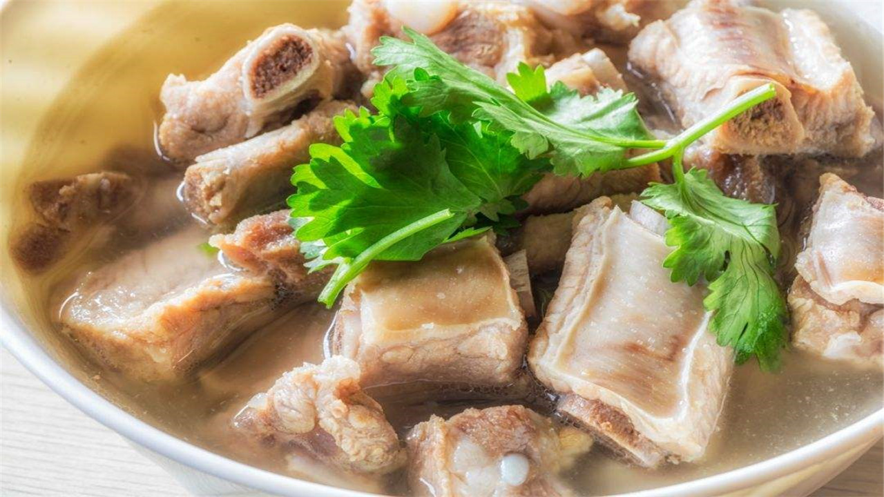 煮猪肉炖排骨牢记"减法",3味料不能放,汤鲜肉美无腥味