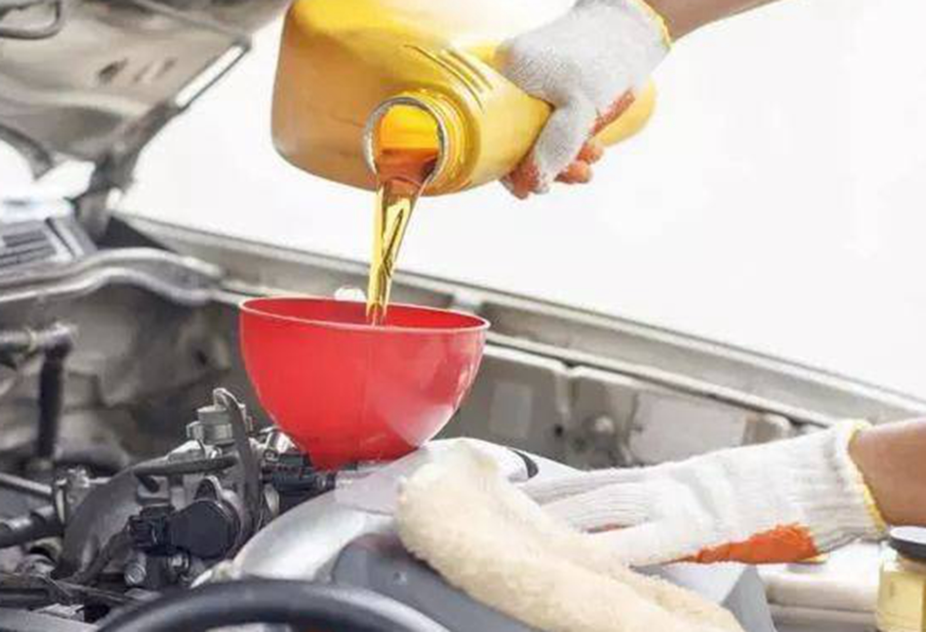 机油加多了超过刻度线一点要紧吗?机油添加的过多会有什么影响?