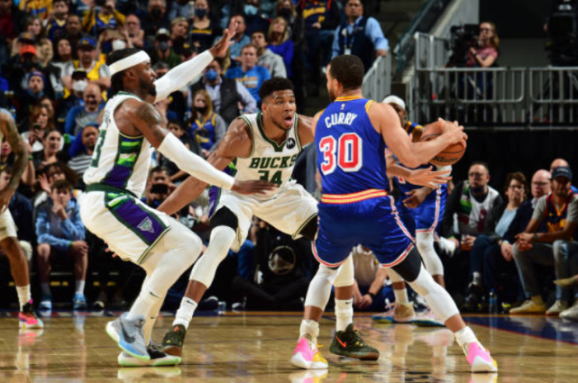 美媒晒库里多个被包夹瞬间:夸张!只要拿球就被夹击,整场都这样