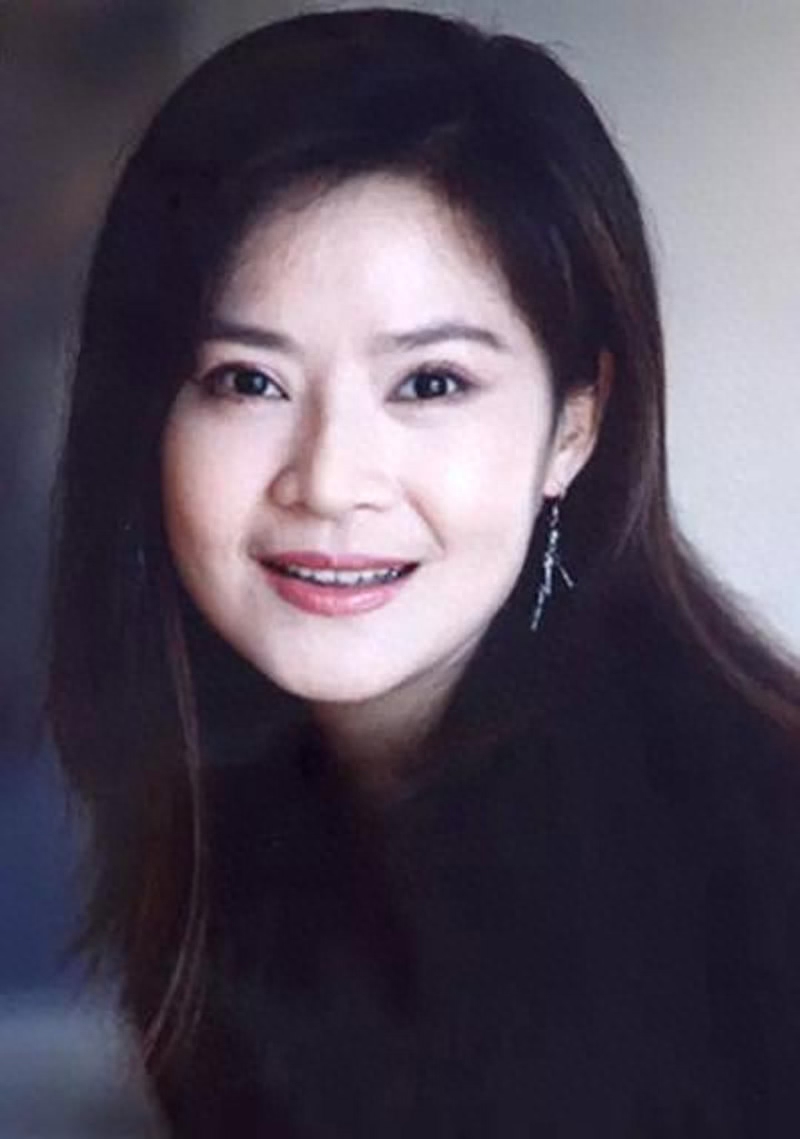 回顾59岁自然老去的俞小凡穿衣极简高级有品位如今反而越优雅