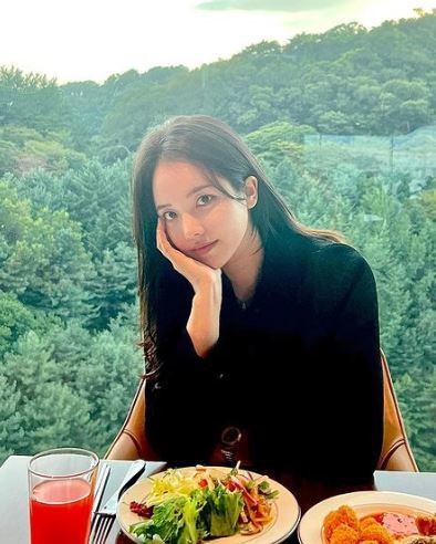 崔善贞在吃饭前拍照 分享她的日常生活