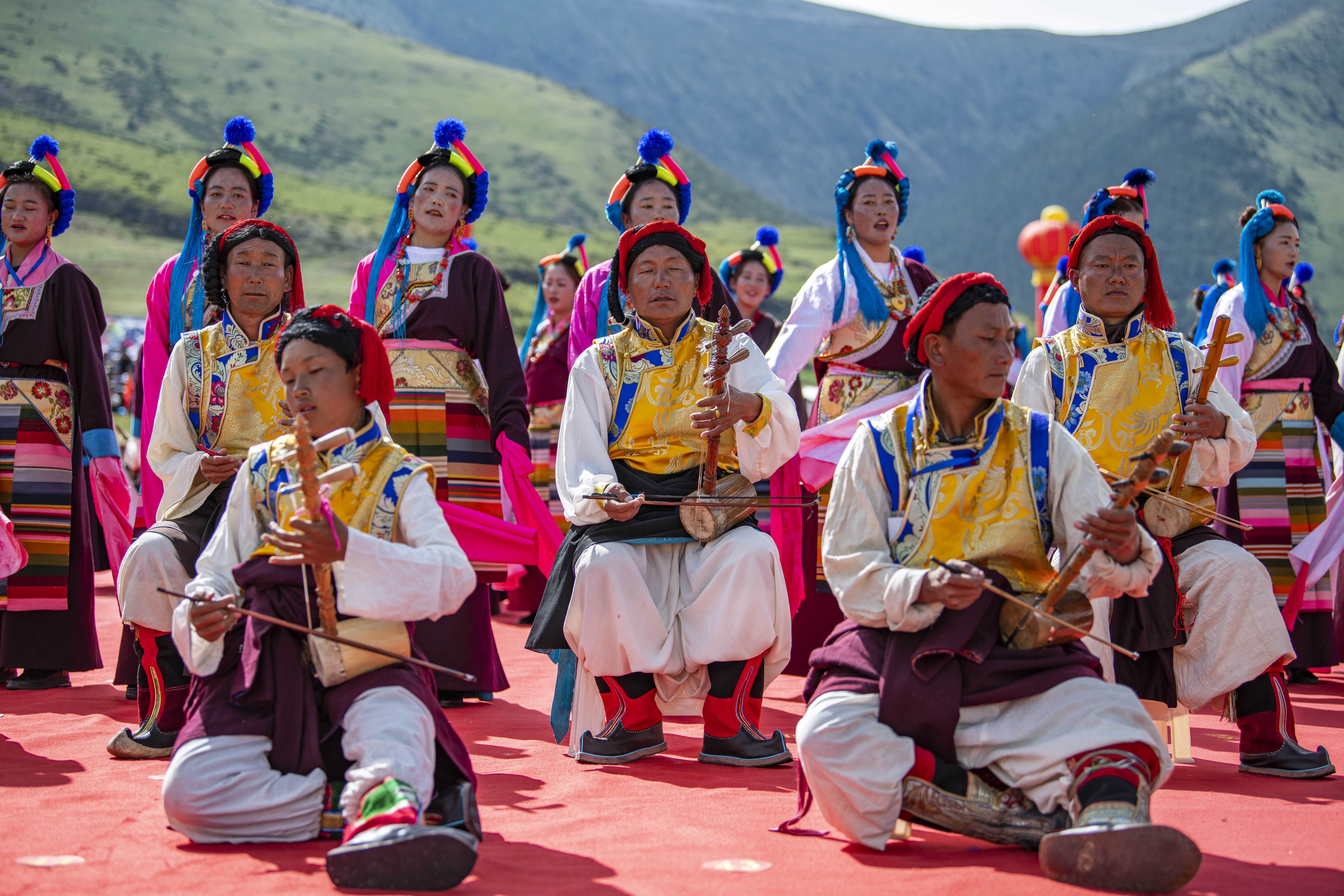 西藏首届弦子舞展演在芒康举行