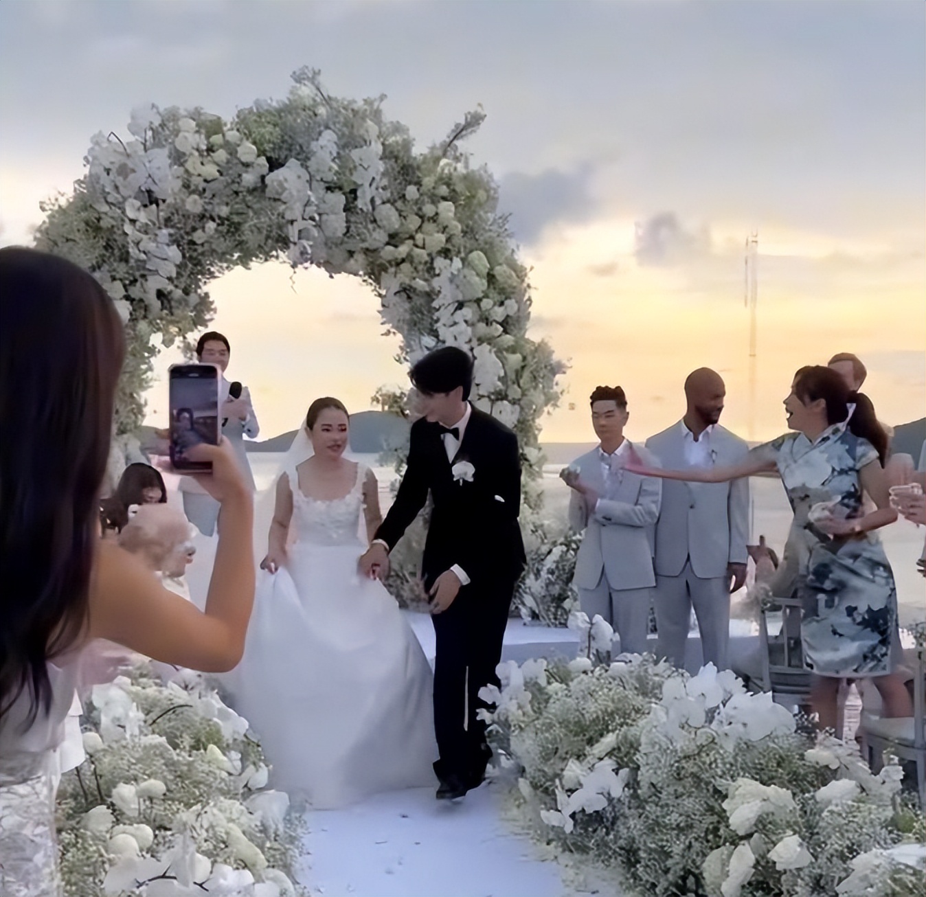 李铢衔婚礼现场曝光!吴建豪羞涩举动搞笑逗趣,你想象不到的亮点