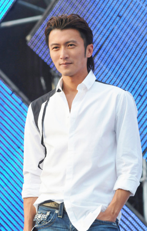 谢霆锋获最佳男主角奖,穿西装走红毯不简单,一手提着外套挺慵懒