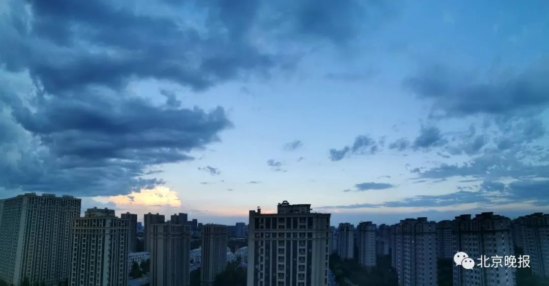 精华|雨过天晴，京城天空霞光如金色瀑布！宛如一幅“流动”的水墨画