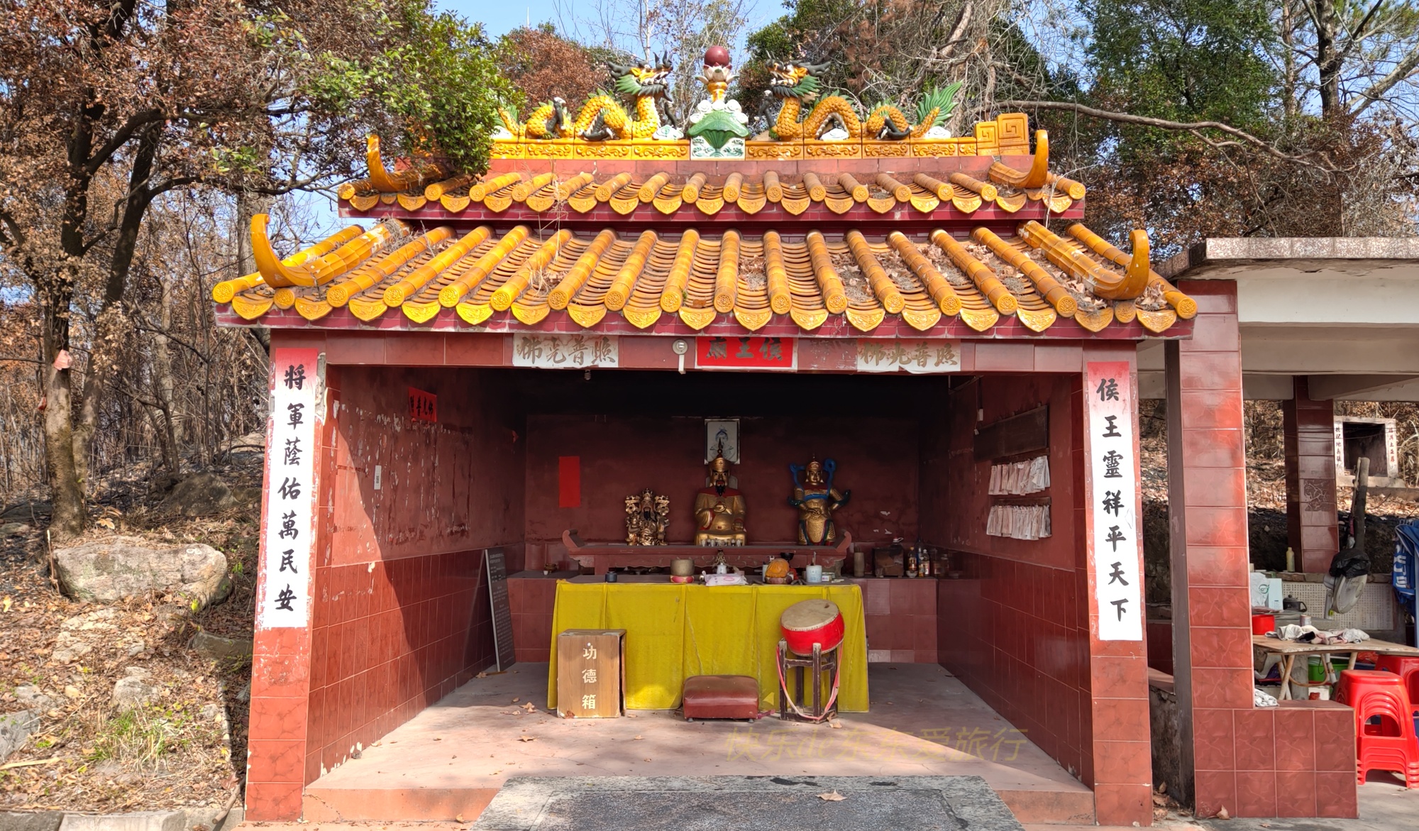 石扇山火烧了杨福寨,侯王庙却安然无恙,宋朝古战场遗迹显露无遗