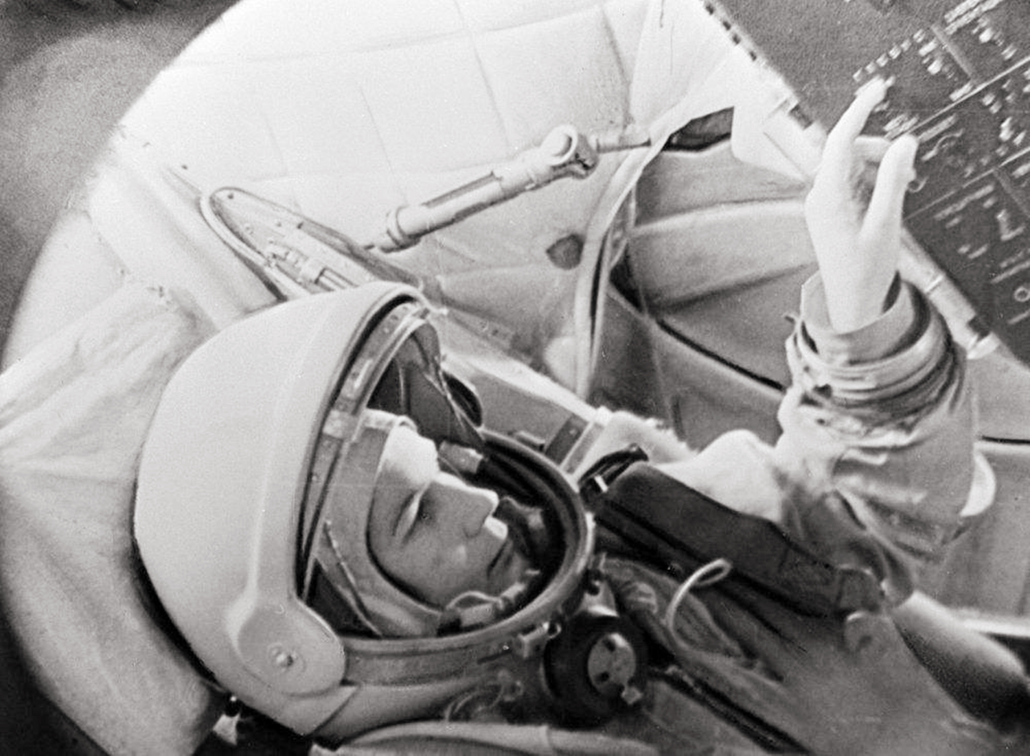 宇航员掉入太空中如何展开救援?若没救成,又会发生什么呢?