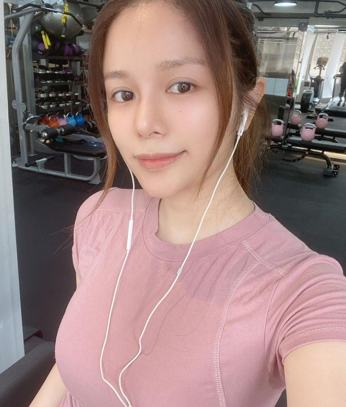 33岁香港小姐陈洁玲,公布与美术家男朋友完婚