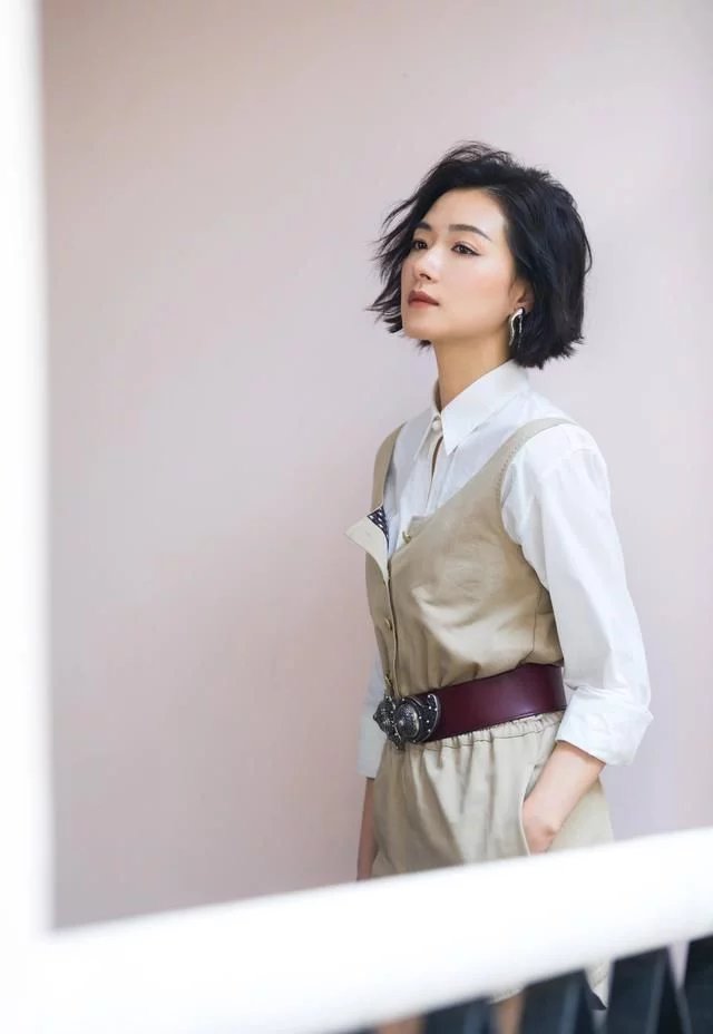 不愧是"天生电影脸",万茜开机车也拍出大片感,短发剑眉国内第一飒美!