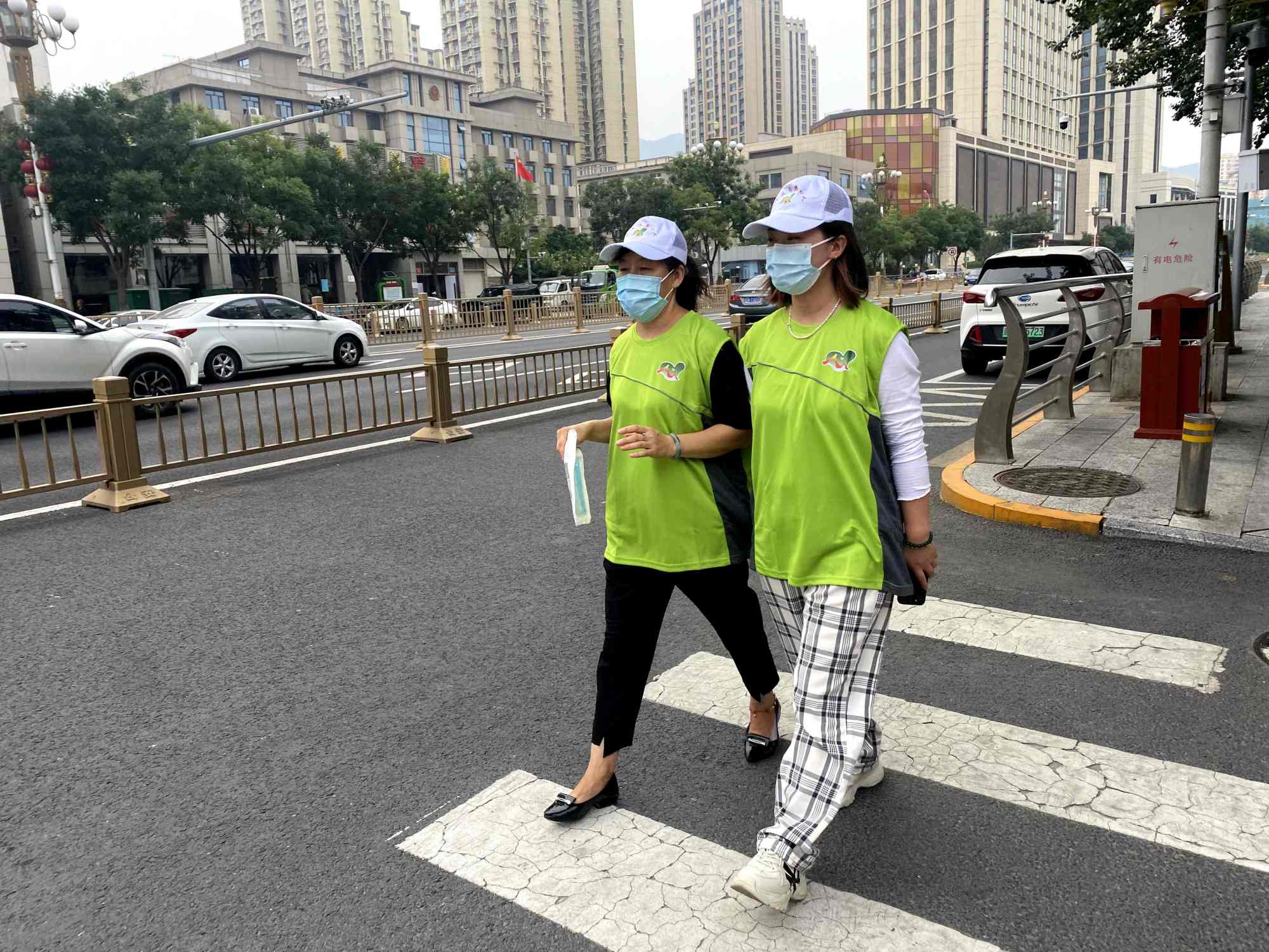 门头沟"文明防疫微劝导" 大拇指点赞在行动
