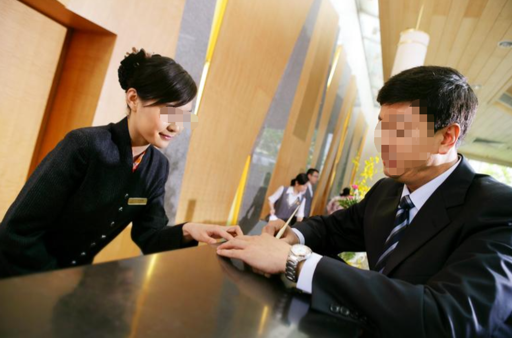 顾客投诉某酒店水壶里有内裤,经理说是自导自演,原来有内鬼!