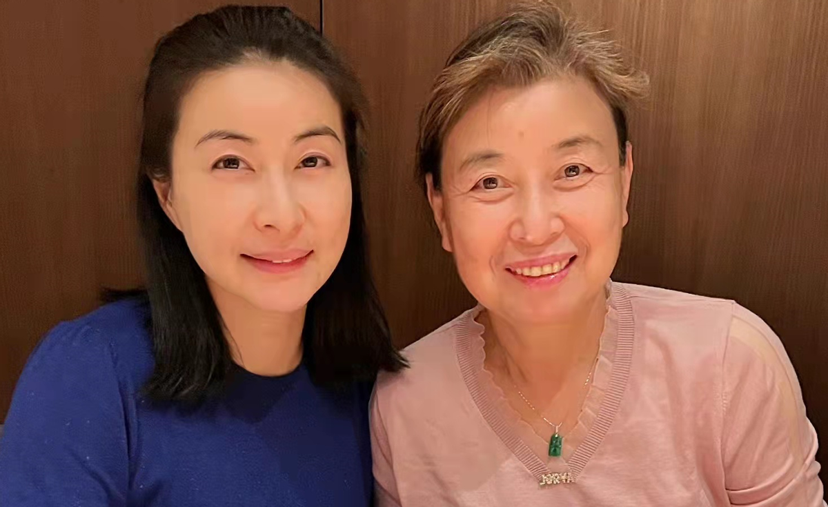 郭晶晶夫妇为妈妈庆生!郭妈妈穿搭温柔不显老,气质不输朱玲玲