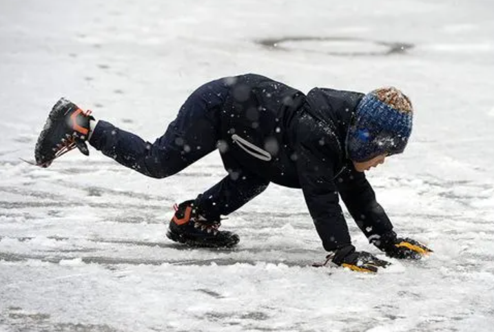 2012年,南京4岁男孩遭父亲"逼迫",在零下13度裸奔,他犯了什么错?