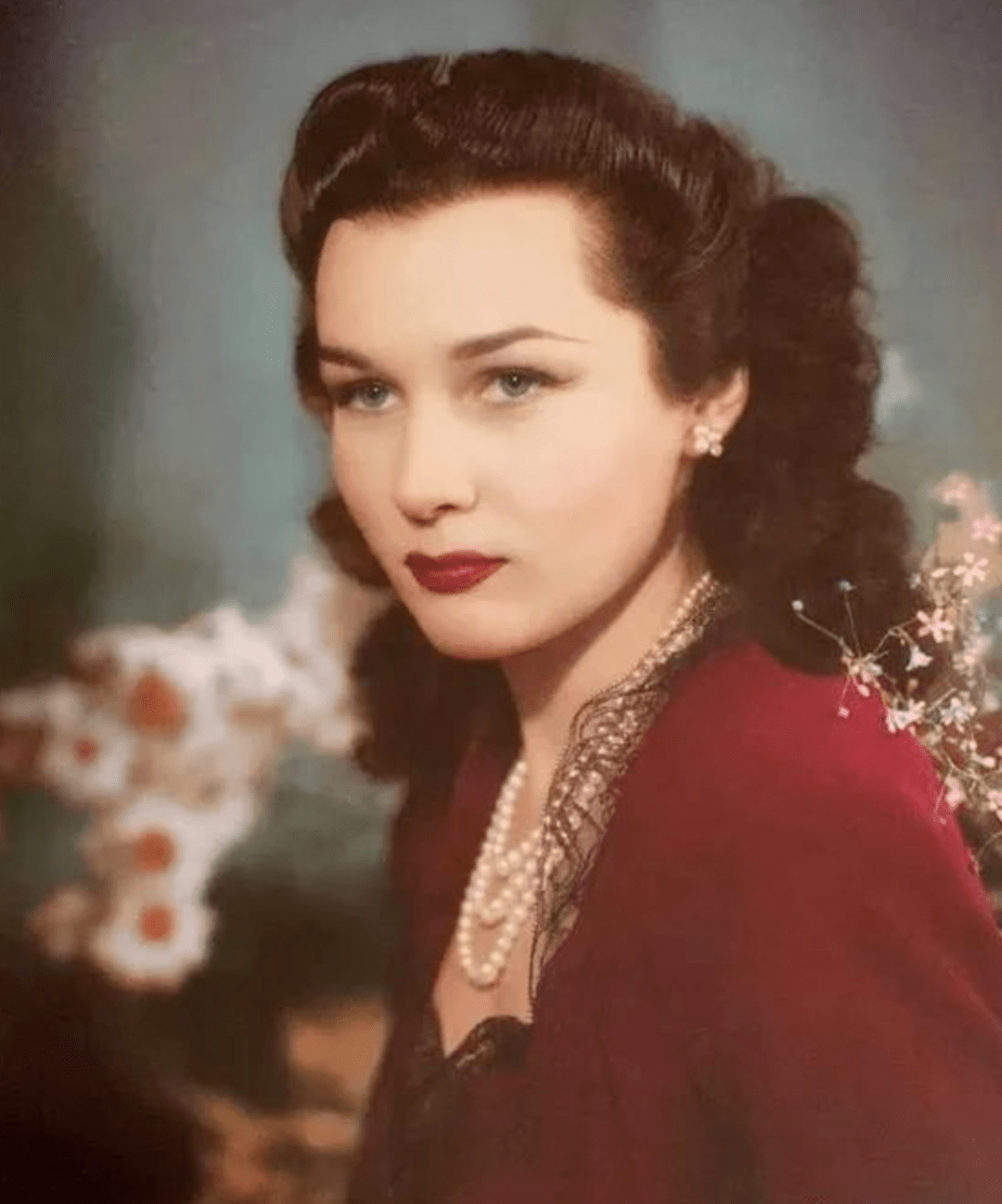 伊朗末代王后美艳动人:国王每天送一件大牌珠宝,无法生育被流放