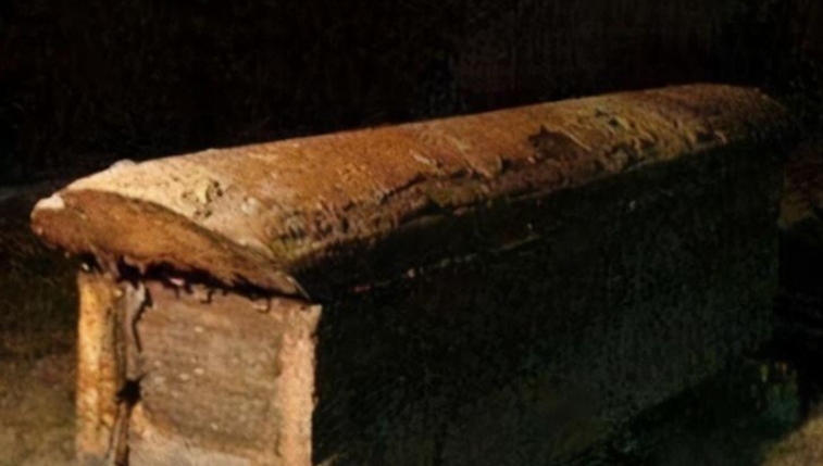 安徽工人挖出清代棺材,棺中芳香四溢,难道是传说中的"香妃"?