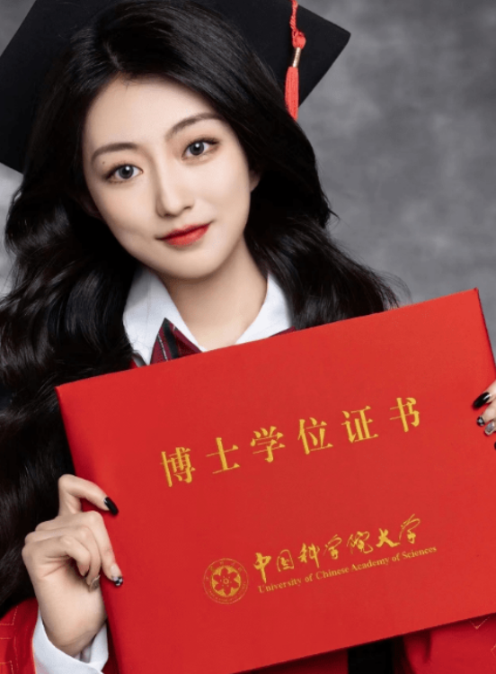 女博士能歌善舞又漂亮,网友们别太酸了,学霸可不是"书呆子"