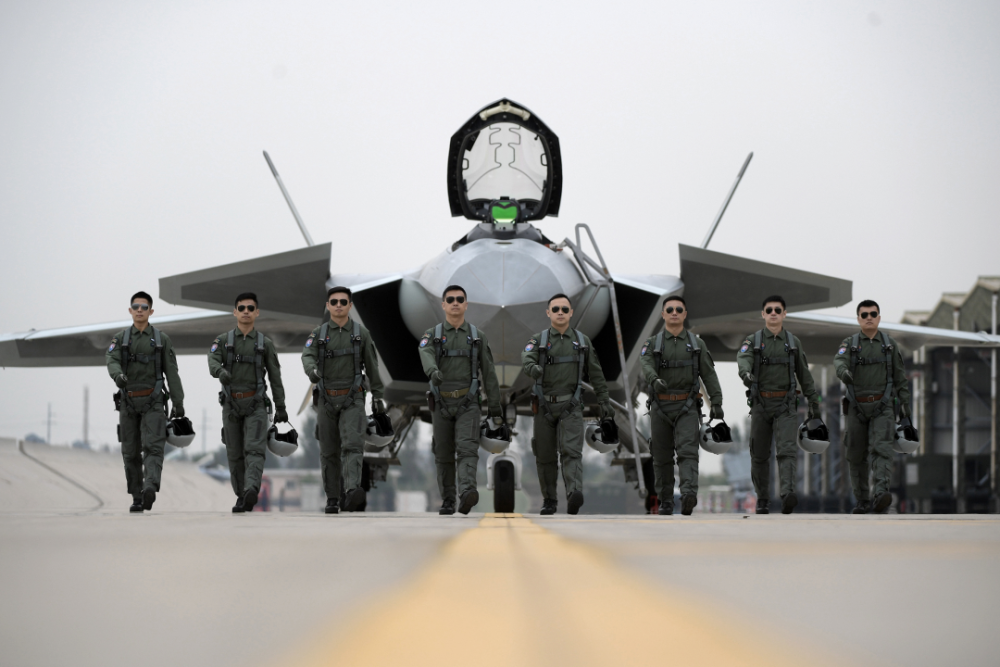 三剑客发生变化,央视披露新战机行将不远,中国空军或将再添大将