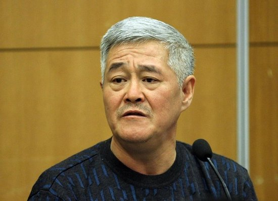 一次,鲁豫问赵本山:听说你在东北吃饭不用自己付钱?