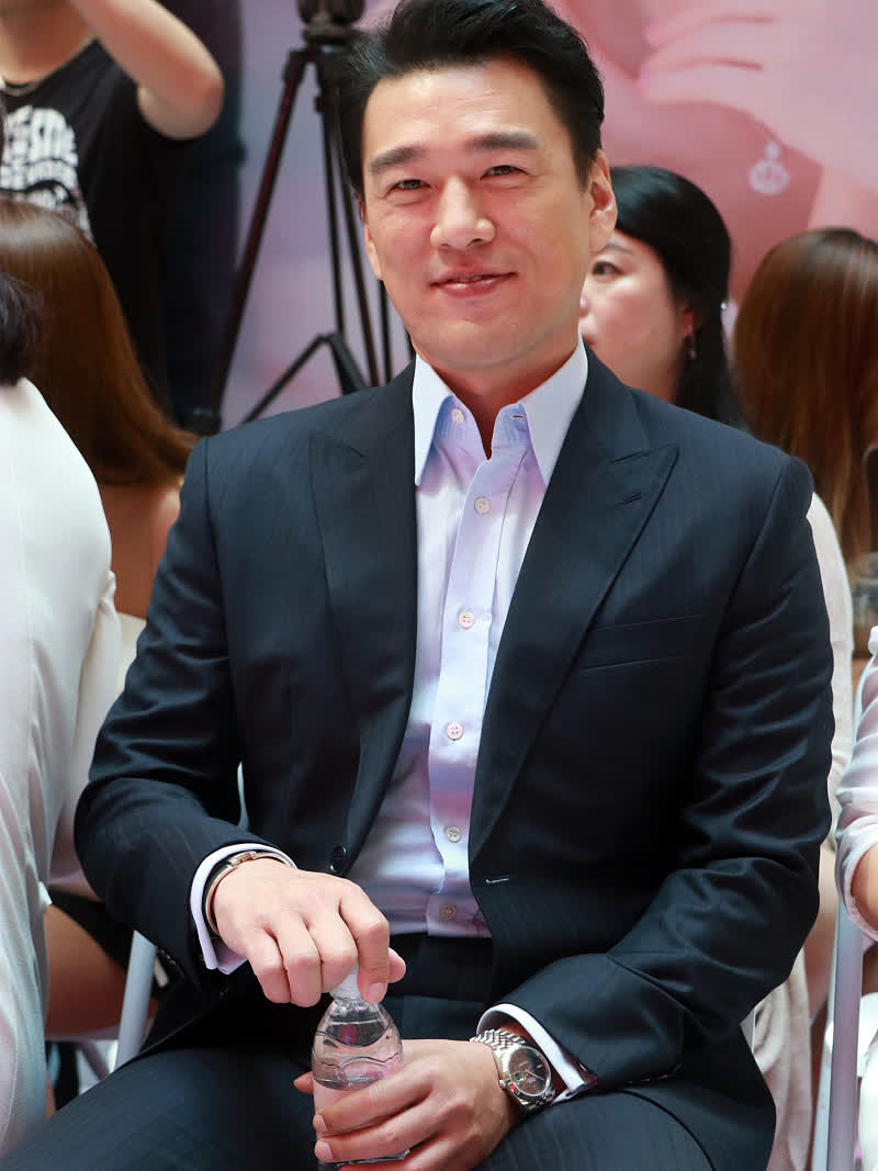 王耀庆:外表富有内涵,聚焦事业与爱情的演艺富豪