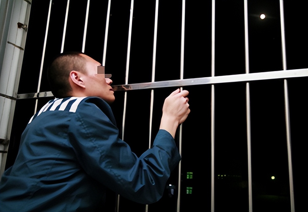 回顾 重庆高院局长乌小青,敛财800万,他的奢靡比你想象中更恶劣