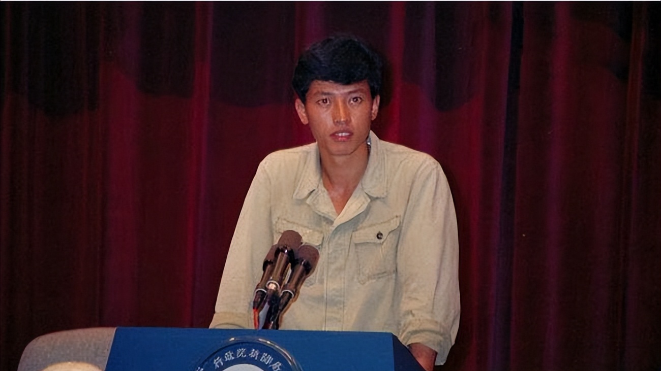 1989年,24岁飞行员蒋文浩叛逃:为了钱财抛弃家人,下场大快人心