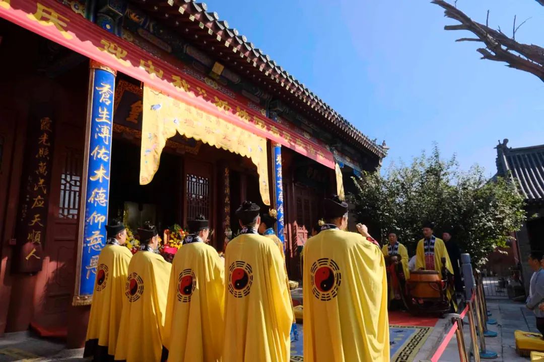 祝福祖国,泰山道教界隆重举行升国旗仪式暨祈祷国泰民安法会