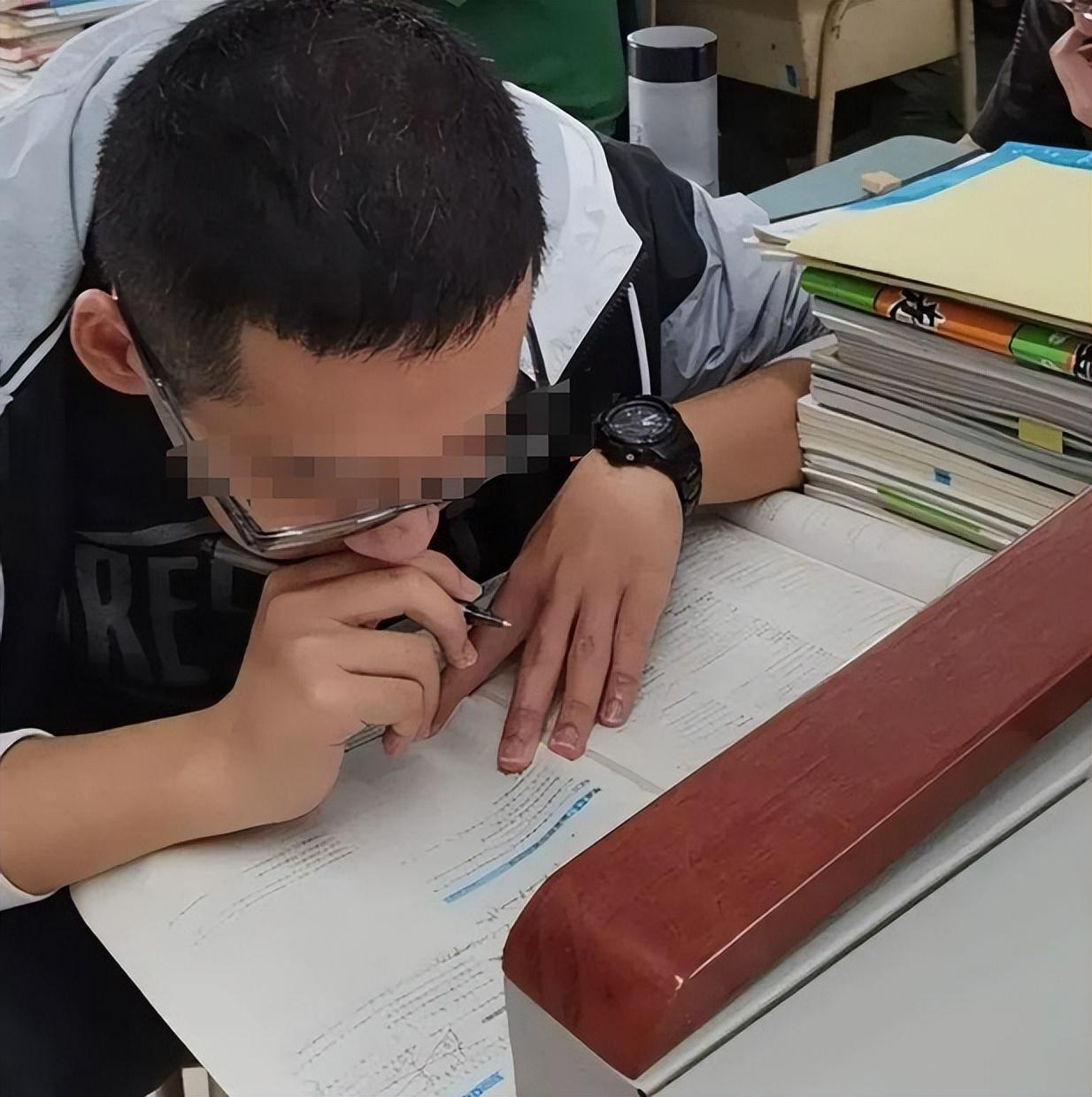 纪实:07年贵阳师生恋杀人案:45岁女老师和2个学生三角恋引悲剧