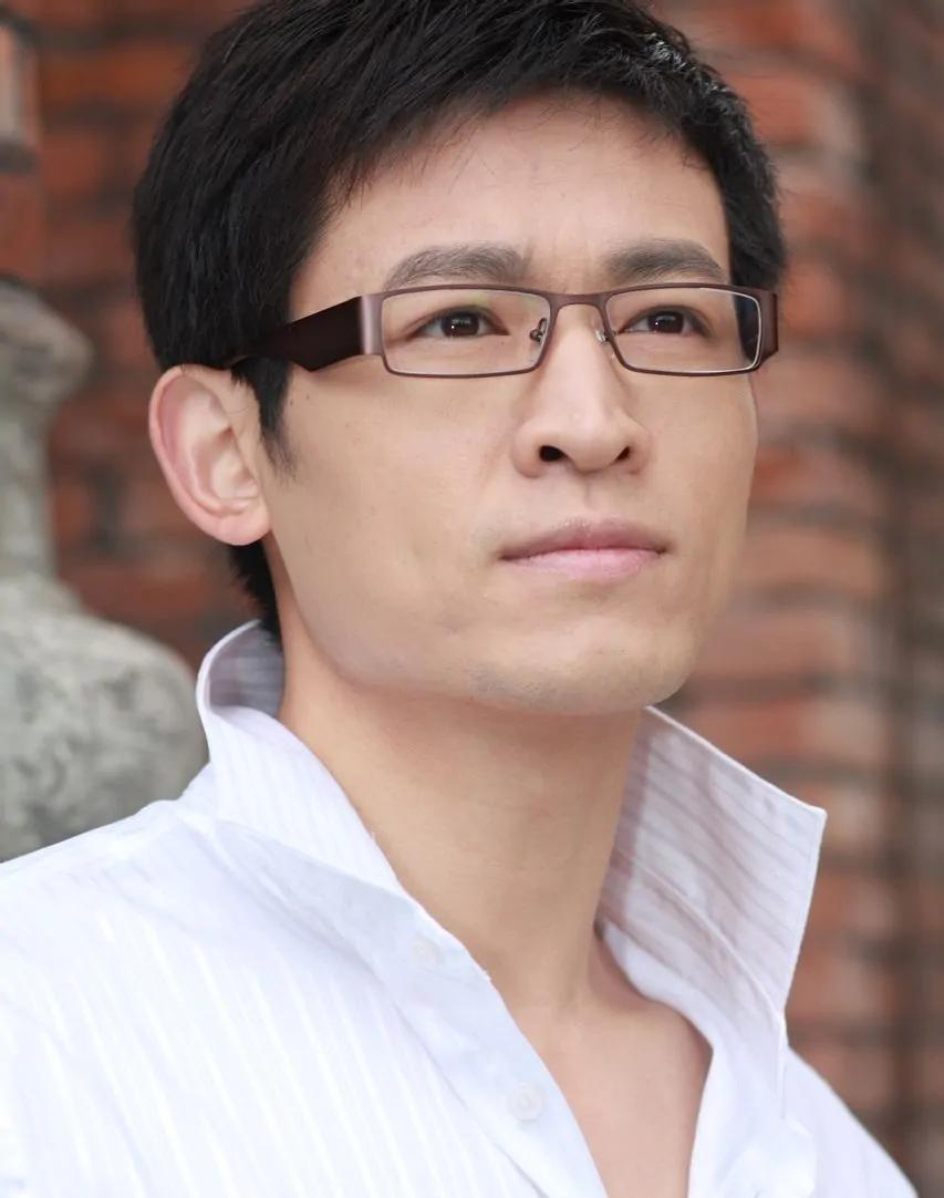 常胤阎虹宇饰演,蜀山派前山大殿的守门弟子,喜欢吐槽并擅于八卦各路