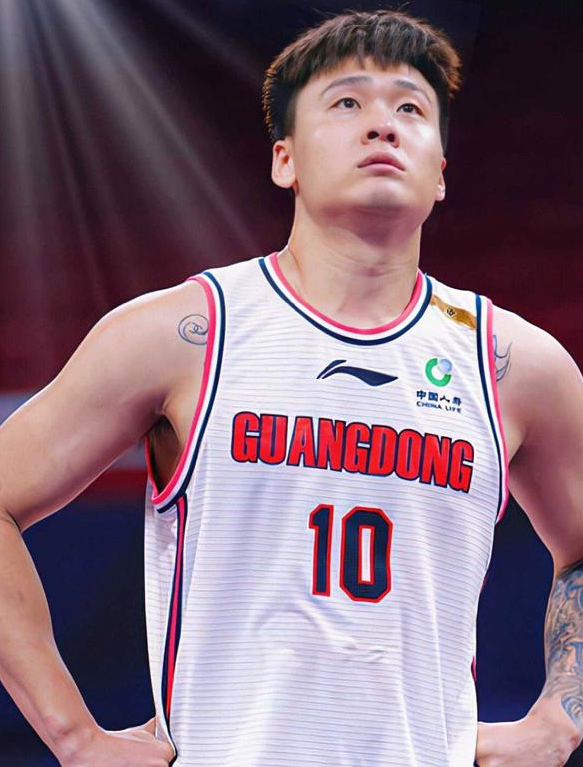 赵睿再次受伤,对手都髌腱断裂啊!cba赛季结束第一人