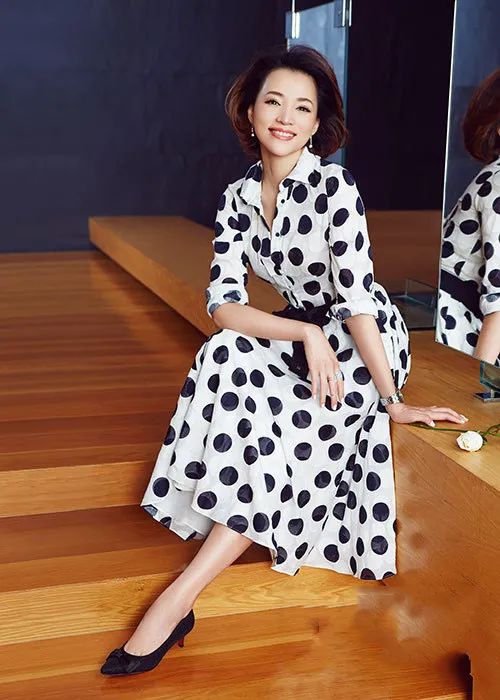 49岁董卿的素颜照曝光!头发凌乱穿花裙和大妈无异,却越看越舒服