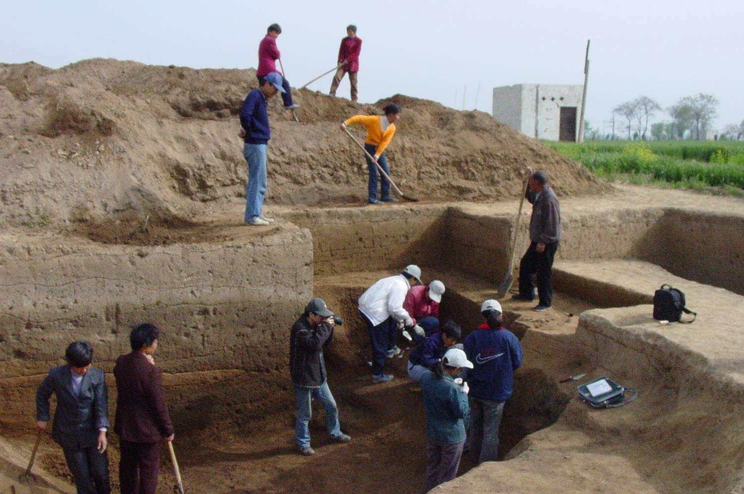 考古队挖开秦始皇女儿墓,棺内尸骸全被解肢,胡亥实在残忍