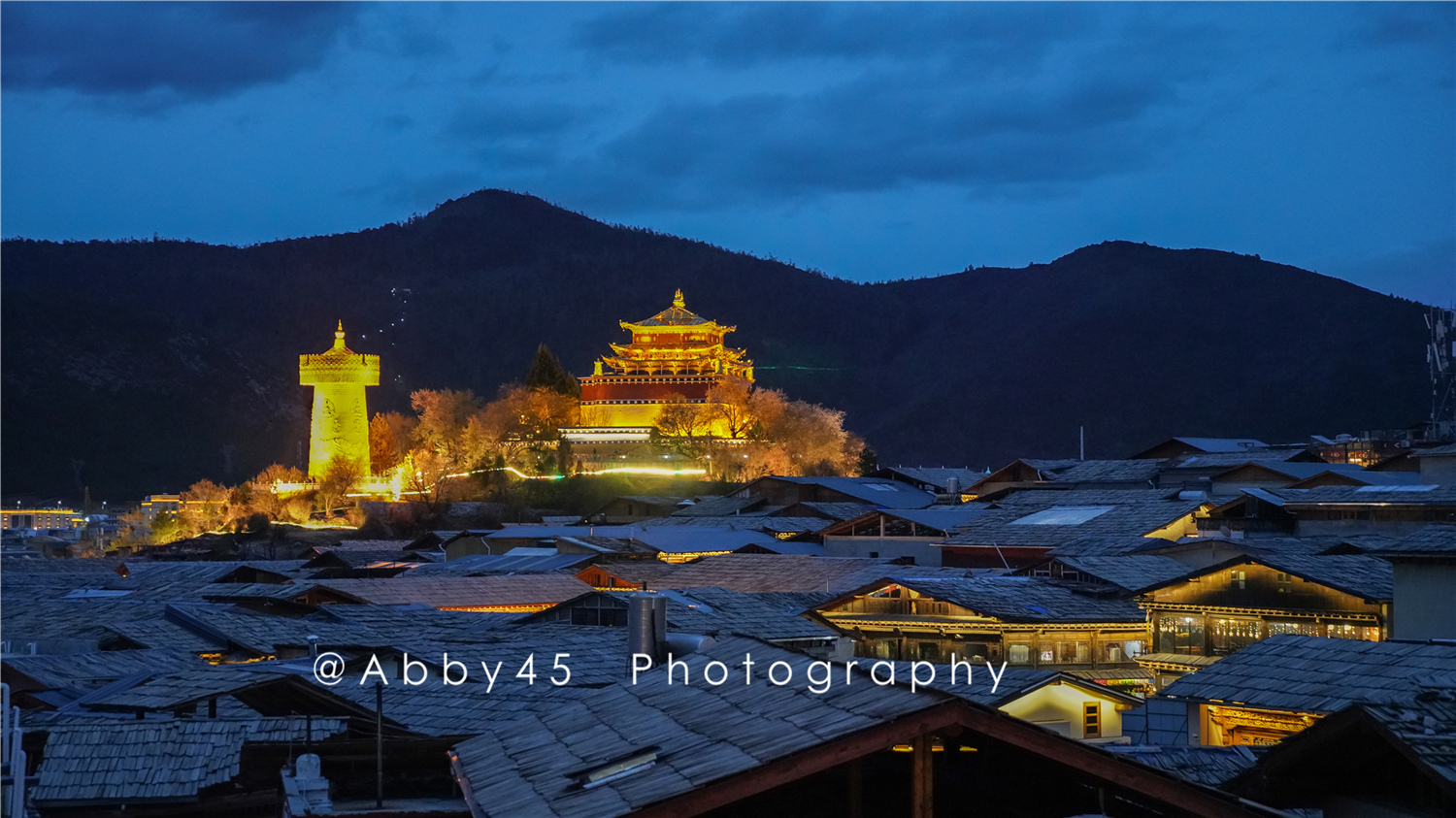 云南有个建在石头上的城堡,被称为"月光城",是最大的藏民居群