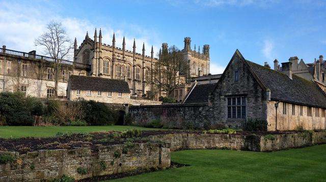 中世纪欧洲大学学院的创建背景是什么?