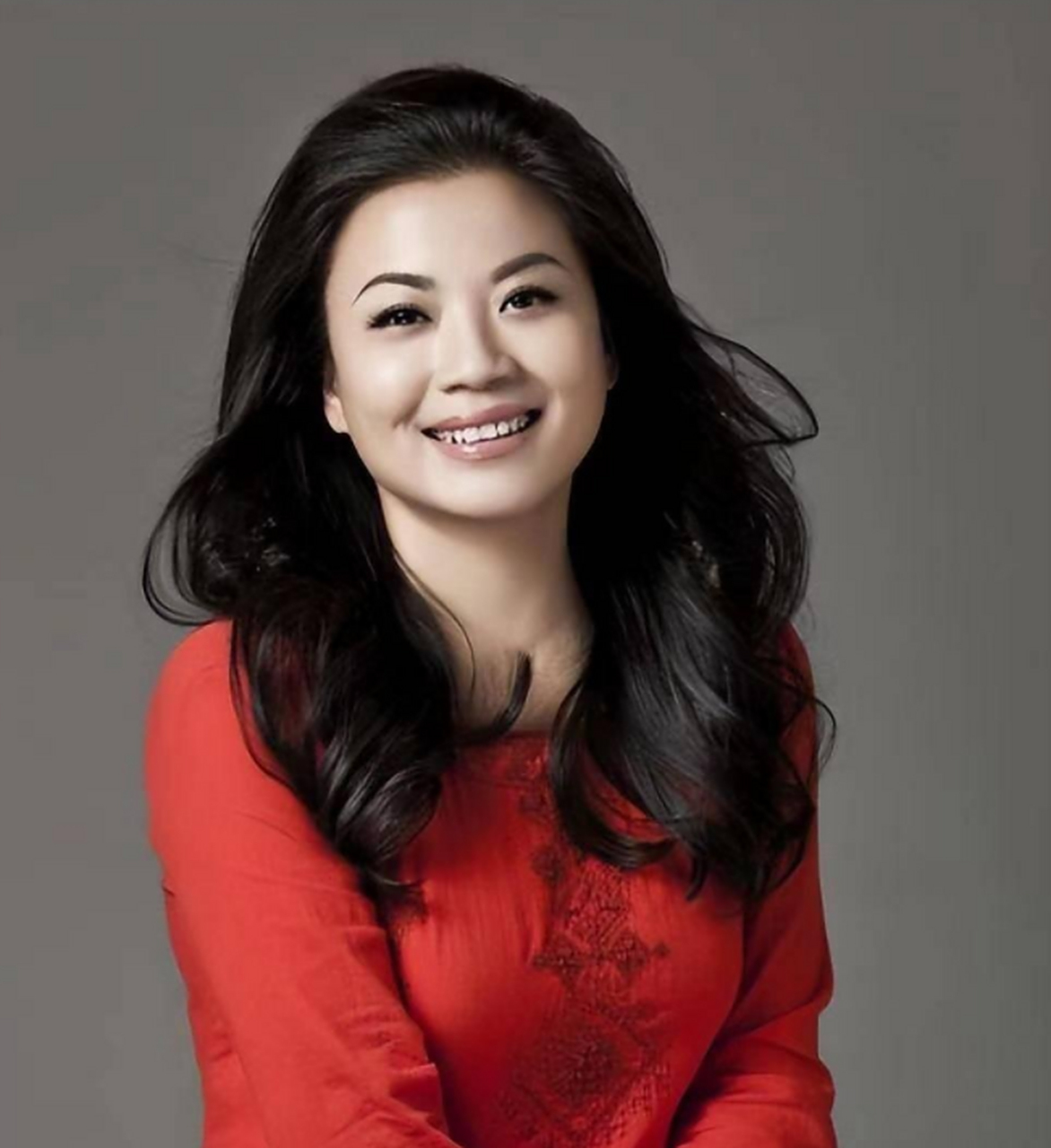 民歌皇后张也:54岁依旧单身无儿无女,有吕继宏陪伴很幸福