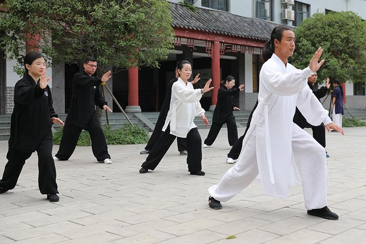 中国"特异功能"第一人——"气功大师"张宝胜的江湖路