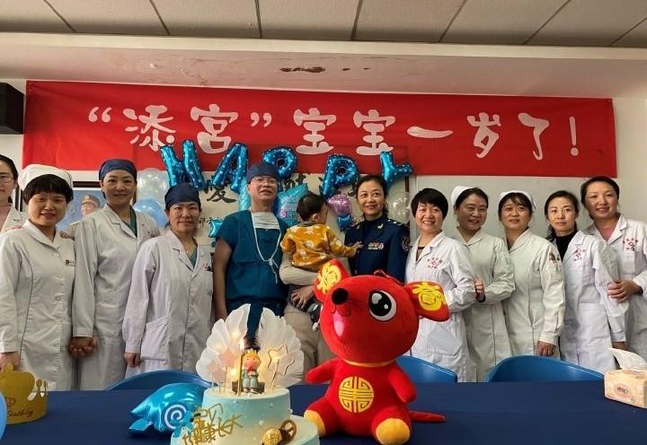 2015年,43岁母亲将"子宫移植"给22岁女儿,4年后女儿创"医学奇迹"