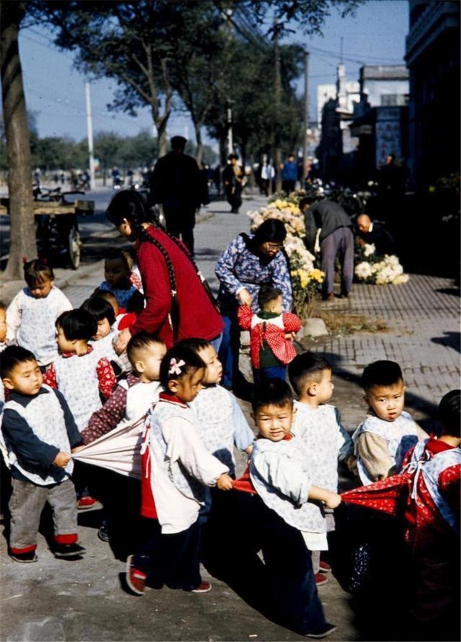 这张50年代的彩色老照片,记录了一段曾经的快乐童年.