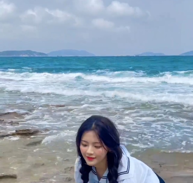 杨超越海边造型太绝了,麻花辫蓝色水手服很治愈,美貌再次出圈!