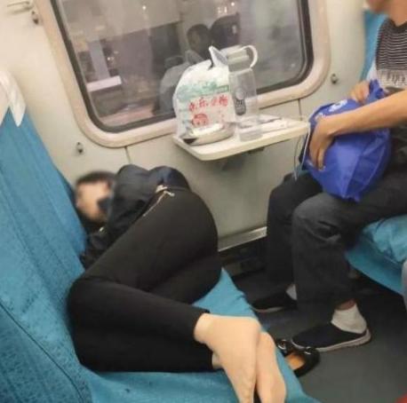 妹子,在火车上睡觉还是要注意睡姿啊,对面的大爷都替你尴尬了