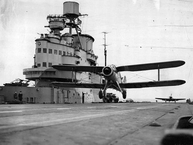 英国著名的功勋舰载鱼雷攻击机,剑鱼式鱼雷攻击机