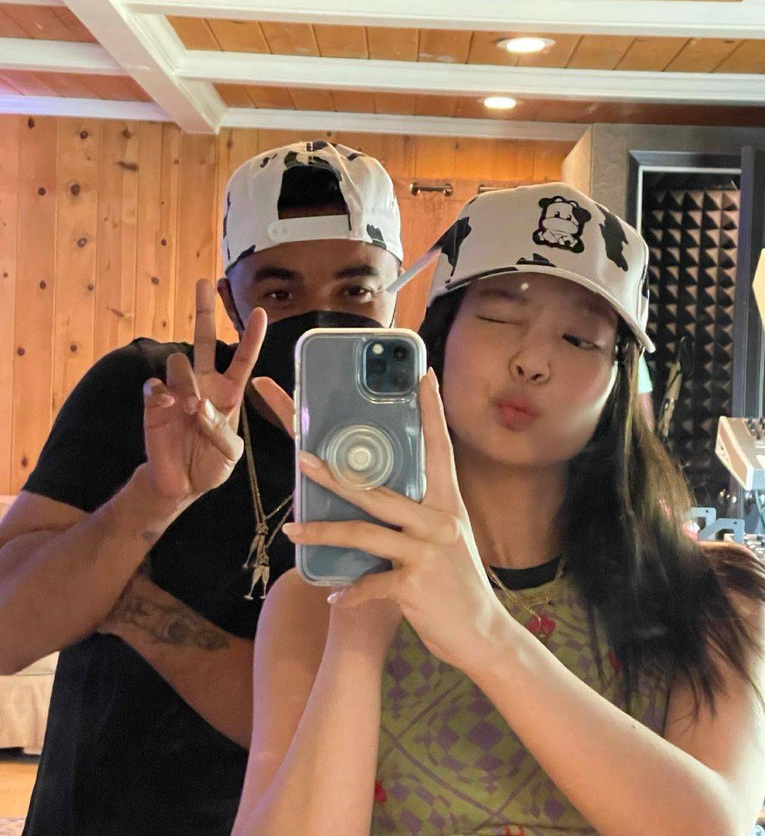 yg商场出金智妮权志龙情侣周边,至今未回应,两人真的在一起了