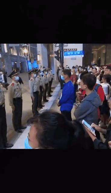 |泪目!兵哥哥瞒着家人回家探亲,见面后妈妈的反应看哭网友