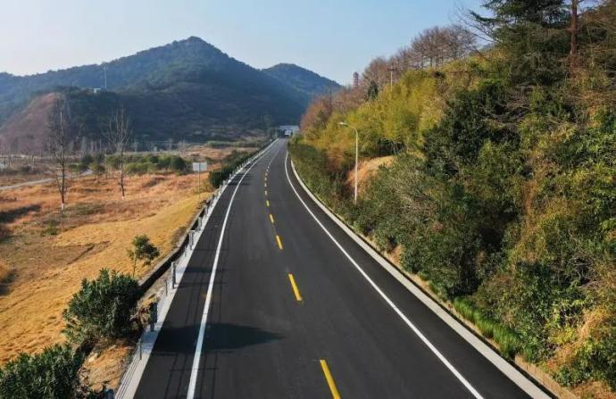 宝瞻公路明起开放交通,目前全线限速40公里/小时