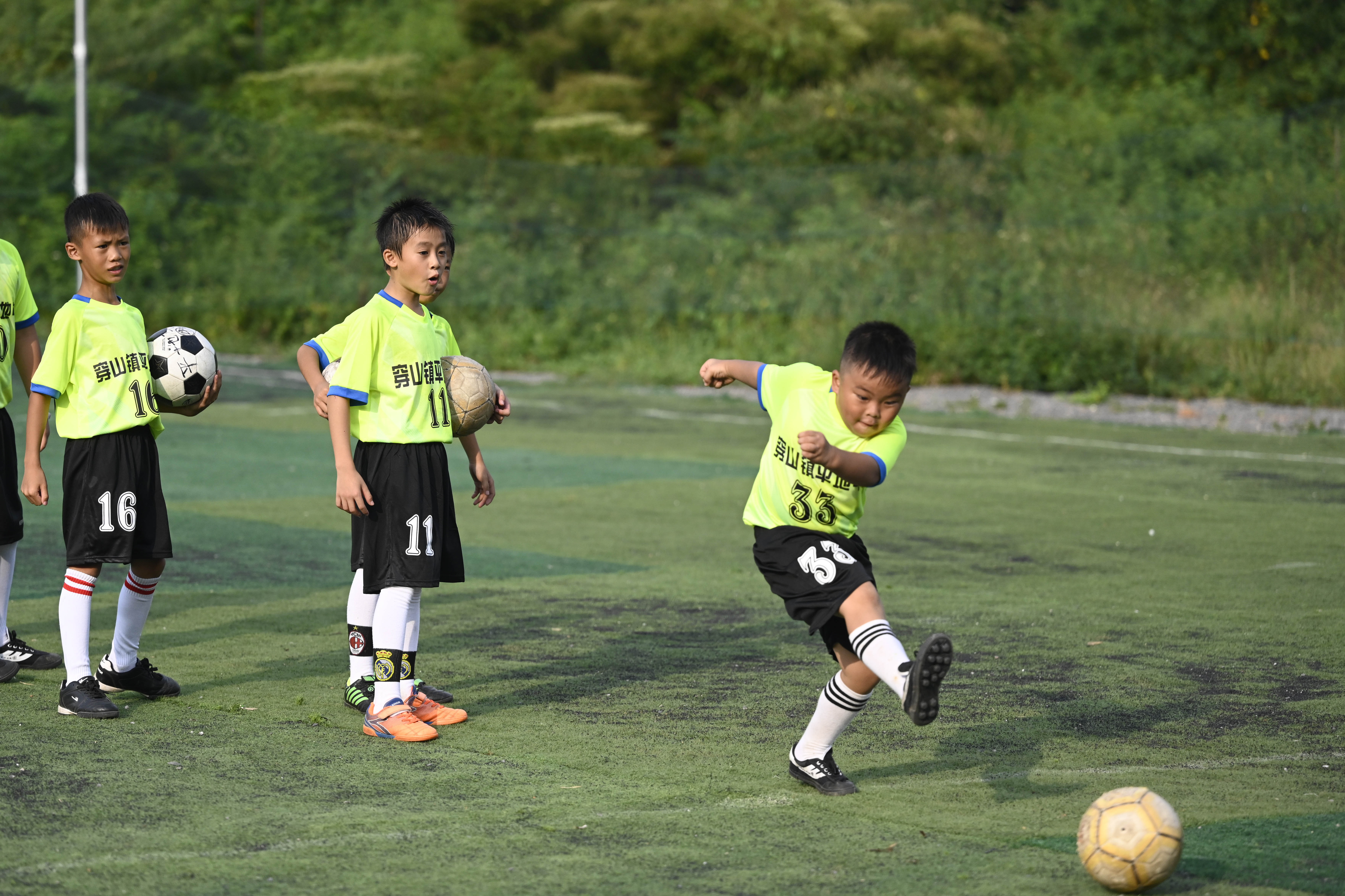 广西柳江:乡村少年圆了足球梦(3)