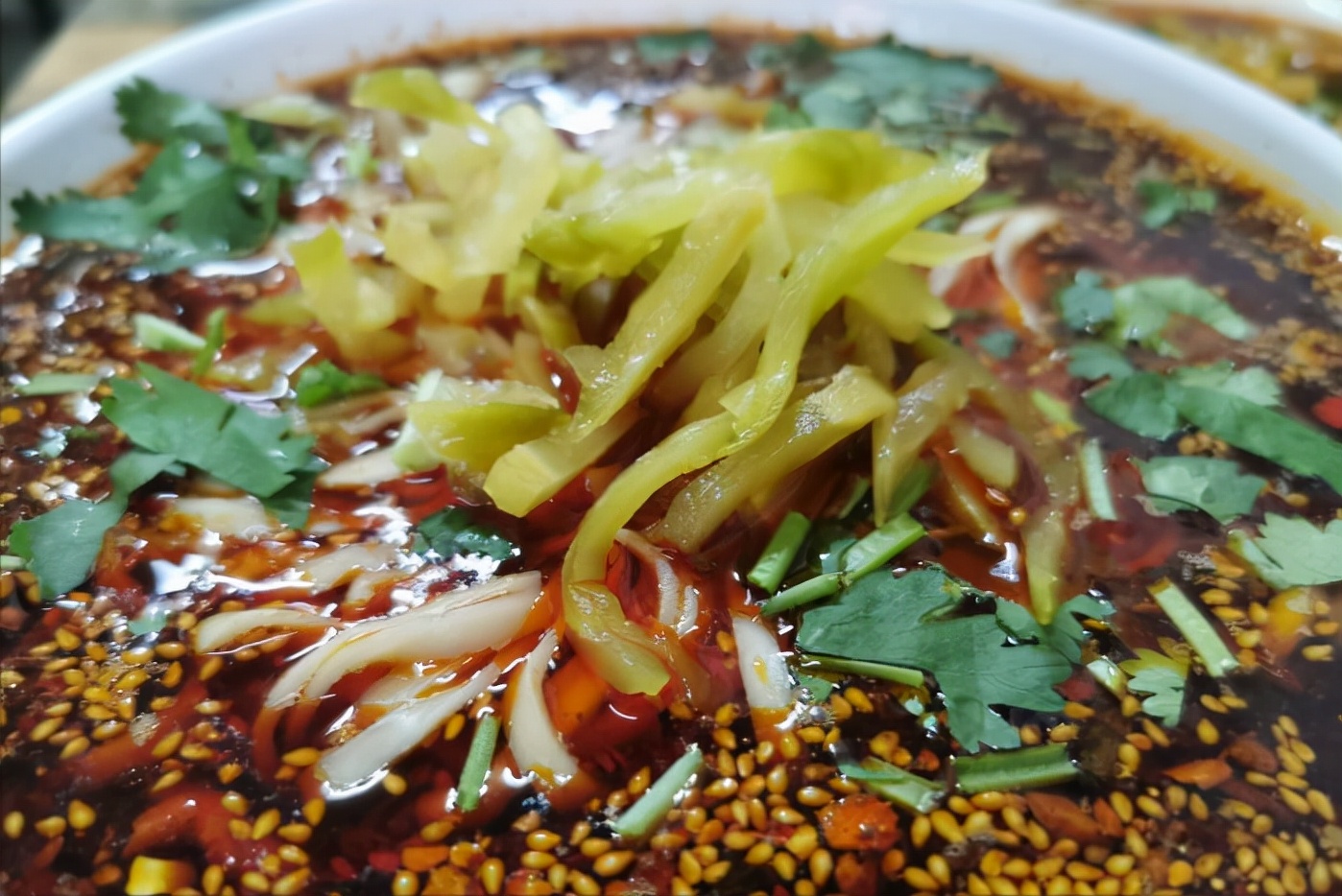 沈阳这家店才开7年,10元1碗的麻辣面直接给半斤,一天能卖200碗