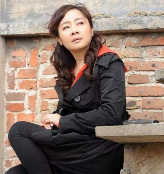 演员唐静:用10年捧红丈夫王新军,却惨遭抛弃,今年52岁仍旧单身