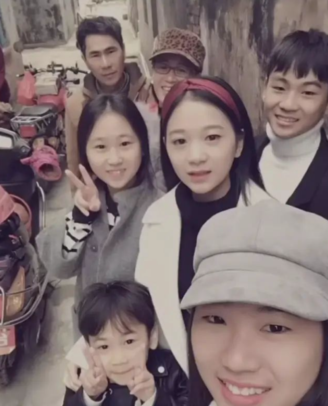 13岁在当厂妹,22岁身价78亿远超董明珠,网红小小如有多敢编乱?