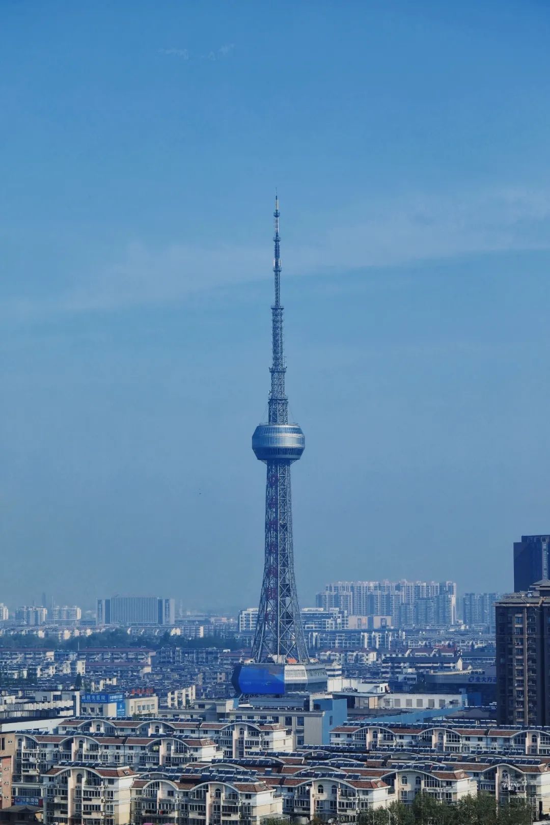 泰州广播电视塔是泰州市标志性建筑,也是泰州市的象征,由中国塔桅结构