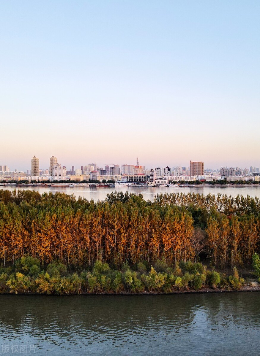 黑龙江省哈尔滨市,松花江两岸,秋意正浓