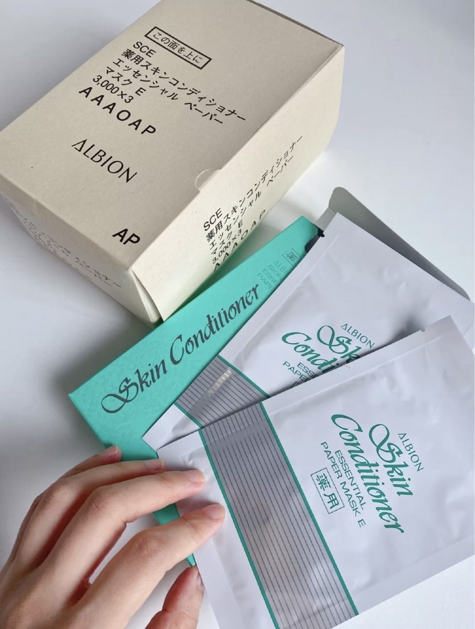 afiona买的奥尔滨面膜连原盒都一起快递了,那我就这样拍的照,我看过很